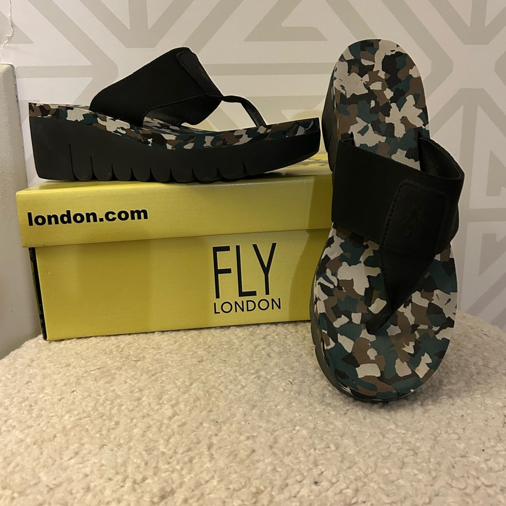 Fly London Women’s Yomu wedge sandals flip flop camo print size 37 (6)